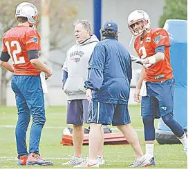  ??  ?? | Tom Brady, y su coach, Bill Belichick, durante la práctica