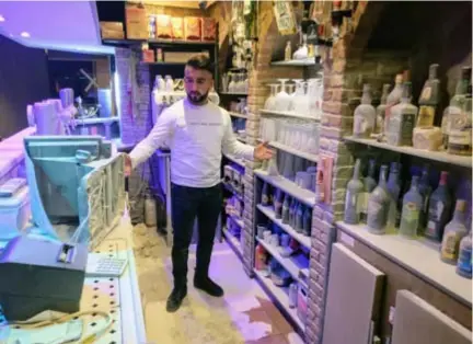  ?? FOTO'S RR ?? Uitbater Emre Yoleri toont de schade. “Dit is een deftig café, ik vrees voor mijn reputatie.”