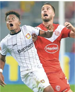  ?? FOTO: IMAGO ?? Da oben hin wollten wir doch eigentlich: Bayers Leon Bailey (l.), und Fortunas Niko Gießelmann in einer Szene aus dem Hinspiel, das 2:1 für Leverkusen endete.