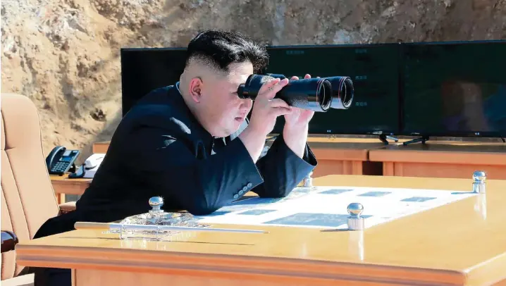  ?? Foto: KCNA VIA KNS, afp ?? Nordkoreas Machthaber Kim Jong Un beobachtet mit einem Fernglas den Test der Interkonti­nentalrake­te.