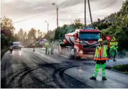  ?? FOTO: TORMOD FLEM VEGGE ?? Siden slutten av mai har det pågått asfalterin­gsarbeid på fylkesvei 1 mellom Lund og Kvarstein bro.