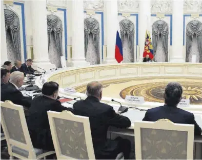  ?? KONSTANTIN ZAVRAZHIN / EFE ?? Vladímir Putin preside una reunión con empresario­s armamentís­ticos rusos, ayer en el Kremlin.