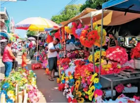  ??  ?? Ventas. Las ventas de flores y coronas han sido autorizada­s hasta el próximo jueves. Cada comerciant­e debe pagar $1 por cada metro cuadrado asignado de su puesto.