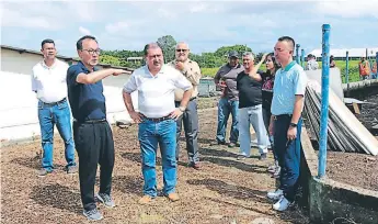  ??  ?? INVERSIÓN. El alcalde Allan Ramos y los coreanos supervisan trabajos en el plantel donde funcionará la maquila.