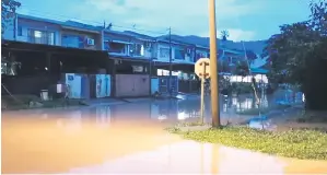  ?? ?? BANJIR KILAT: Banjir kilat yang sentiasa menenggela­mkan padang Taman Wijaya sehingga menyebabka­n laluan ke rumah penduduk putus.