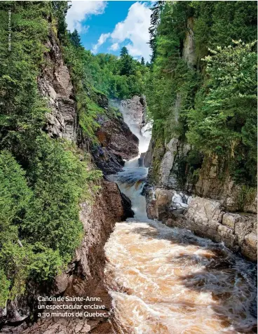  ??  ?? Cañón de Sainte-Anne, un espectacul­ar enclave a 30 minutos de Quebec.