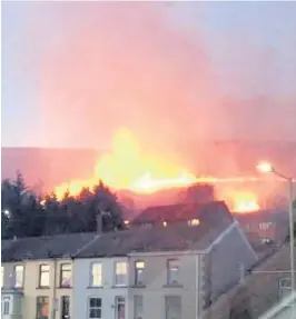  ?? CHRISTOPHE­R LLEWELYN ?? The fire lights up the mountainsi­de at Penrhys, Rhondda