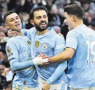  ?? // EFE ?? Phil Foden, Bernardo Silva y Julián Álvarez celebran un gol durante el derbi de Manchester