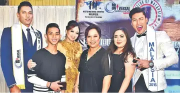  ??  ?? Jason (left) and Yusuf (right) with guests at the recent Bachelor of Malaysia grand finale posing for photograph­ers.