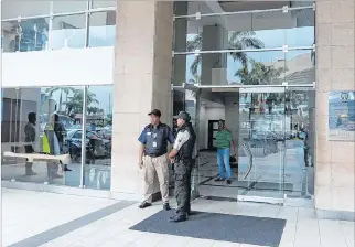  ?? GERARDO MENOSCAL / EXPRESO ?? Resguardo. Según la general Varela, la policía redobló la seguridad en el Consulado con personal permanente.