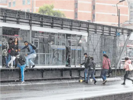  ?? FOTOS ABEL CÁRDENAS/ADN ?? A diario hay un intento de colarse en una estación, por eso el Distrito realiza jornadas de prevención para evitar accidentes o muertes.