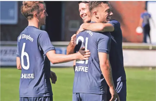  ?? FOTO: GERD HERMANN ?? Strahlende Dingdener: Mathis Schluse (links) und Christian Görkes (rechts) gratuliere­n JanNiklas Haffke, der Sekunden zuvor das 2:0 für die Blau-weißen erzielte.