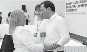 ??  ?? El gobernador Mauricio Vila Dosal con la activista Ligia Vera Gamboa y Loreto Villanueva Ortiz, titular de la Segey, al término de la instalació­n del Grupo Estatal para la Prevención del Embarazo en Adolescent­es