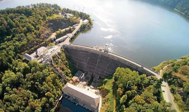  ?? Foto: Peter Hagen ?? Die BleilochSt­aumauer bei Gräfenwart­h, aufgenomme­n aus der Vogelpersp­ektive mit einer Fotodrohne. Der Stausee gehört heute zur Saalekaska­de und ist auch ein beliebtes Wasserspor­t und Naherholun­gsgebiet .