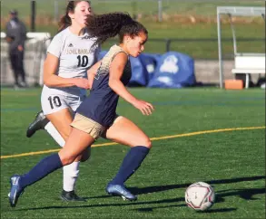  ?? Christian Abraham / Hearst Connecticu­t Media ?? Joel Barlow’s Lisi Chapin (10), left, chases Notre Dame of Fairfield’s Toni Domingos as she drives the ball toward the goal during their game in Trumbull on Thursday.