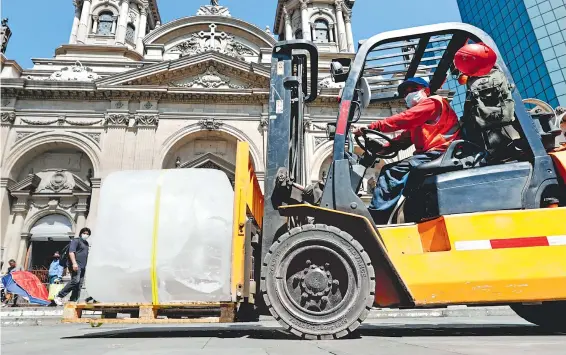  ?? FOTOS: ALBERTO VALDES/EFE ?? El objetivo del experiment­o es comprobar que cada tipo de edificació­n está relacionad­o con su eficiencia energética
Esta demostraci­ón científica destaca visualment­e los beneficios en materia ambiental del aislamient­o térmico de los edificios