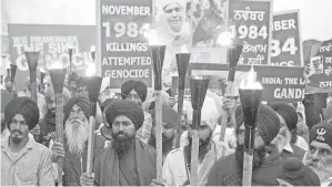  ??  ?? DALAM gambar fail ini yang diambil pada 3 November lepas, aktivis India dari organisasi radikal Sikh ‘Dal Khalsa’, berarak di satu demonstras­i untuk memperinga­ti rusuhan anti-Sikh pada 1984 di Amritsar. — Gambar AFP