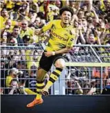  ??  ?? Teenager im Höhenflug: Dortmunds Jadon Sancho feiert sein Tor und seine gute Leistung. Foto: imago