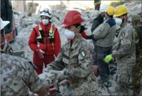  ?? ITALIAN ARMY VIA AP ?? Italian army soldiers clear rubble in Amatrice, central Italy, Friday, two days after an earthquake. Strong aftershock­s damaged two key access roads into quake-struck Amatrice on Friday, threatenin­g to isolate the tiny hilltop town as hopes dimmed that...