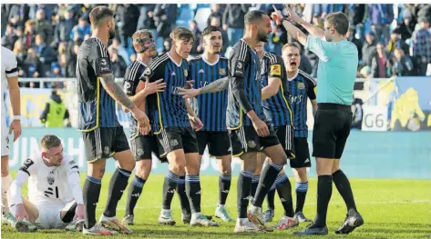  ?? FOTO: WIECK ?? Schiedsric­hter Daniel Bartnitzki (rechts) zeigt FCS-Abwehrspie­ler Boné Uaferro die Rote Karte, dessen Teamkolleg­en können es nicht fassen.