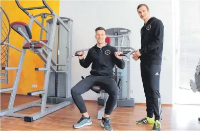  ?? FOTO: LAR ?? Die beiden Trainer Marius Winege (sitzend) und Leon Matting helfen den Mitglieder­n beim Training.