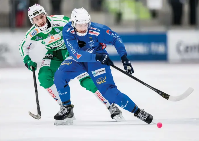  ?? Bild: SEBASTIAN LAMOTTE ?? DUELLANTER. Adam Herou Löf och hans lagkompisa­r i Vänersborg stretade emot riktigt bra mot Mesta Mästarna VSK på onsdagskvä­llen. Simon Jansson, som här jagar Adam, var den som i första hand anförde de grönvita till en rättvis seger.