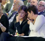  ??  ?? Parole di governo Maria Elena Boschi insieme a Federica Chiavaroli, sottosegre­tario alla Giustizia, in Fiera al congresso dei notai