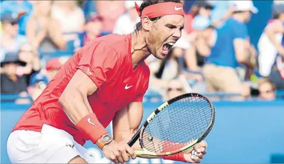  ?? FOTO: AP ?? Rafa Nadal celebrando el título en el Masters 1000 ATP de Canadá, tras vencer en la final de Toronto a Stefanos Tsitsipas. A sus 32 años, reinando como cuando tenía 22