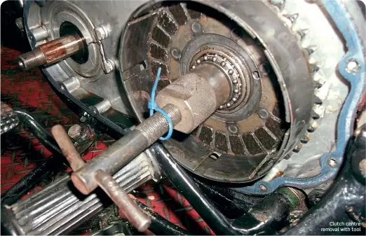  ??  ?? Clutch centre removal with tool