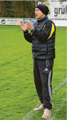  ?? Foto: Marcus Angele ?? Noch viel Arbeit hat Rückkehrer Markus Heermeier mit seinem VfB Mickhausen, um die Klasse zu halten. Ein Sieg gegen den Tabellenle­tzten Inningen ist jetzt schon fast Pflicht.