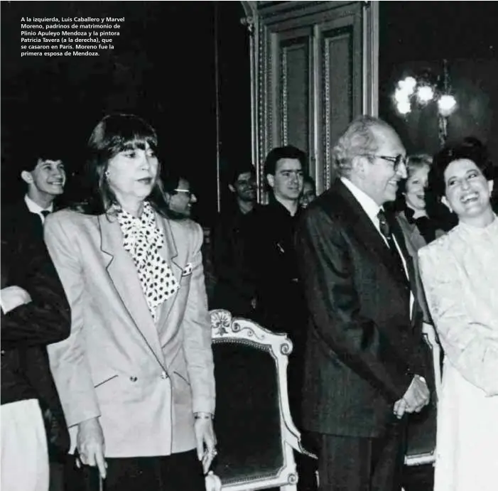  ??  ?? A la izquierda, Luis Caballero y Marvel Moreno, padrinos de matrimonio de Plinio Apuleyo Mendoza y la pintora Patricia Tavera (a la derecha), que se casaron en París. Moreno fue la primera esposa de Mendoza.