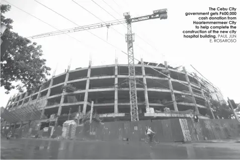  ?? PAUL JUN E. ROSAROSO ?? The Cebu City government gets P600,000
cash donation from Haarlemmer­meer City
to help complete the constructi­on of the new city hospital building.