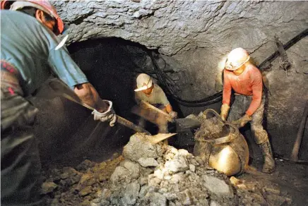  ?? AP ?? Profundida­des. Trabajador­es en la mina La Candelaria, en el Cerro Rico, Potosí. De allí extraen plata desde el siglo XVI.