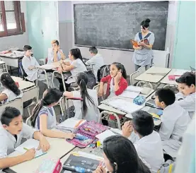  ??  ?? En el aula. Solo el 11% de las escuelas públicas tiene jornada extendida.