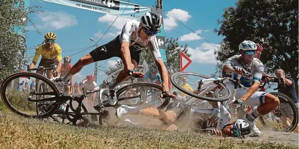  ?? Foto: Reuters ?? Tour de France je za třetinou Pádu se včera na nevyzpytat­elných kostkových pasážích 9. etapy Tour de France do Roubaix nevyhnul ani Chris Froome z týmu Sky.