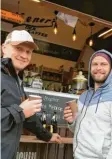  ??  ?? Thomas Adler und Denis Degraf aus Mindelheim genehmigte­n sich einen Kaffee.