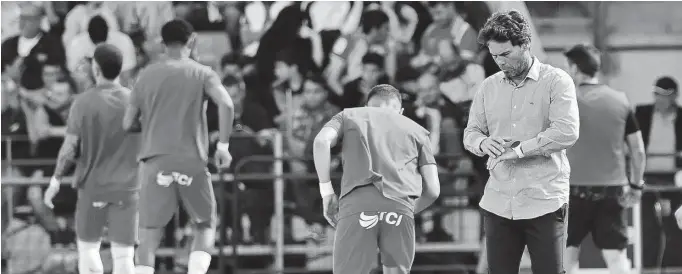  ?? ?? Rubi mirando su reloj en el partido del sábado. El entrenador rojiblanco sigue lanzando mensajes optimistas de cara al miércoles con la visita al Getafe.