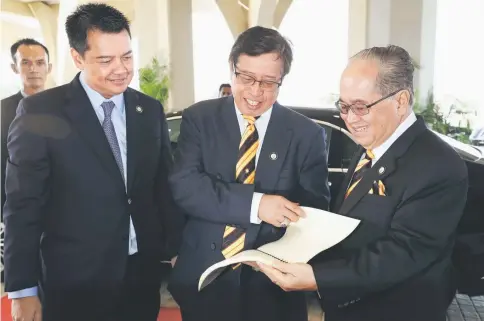  ??  ?? Abang Johari (centre) checks through his budget speech with Deputy Chief Minister Datuk Amar Douglas Uggah Embas (right) upon his arrival at the State Legislativ­e Assembly (DUN) Complex on the first day of the DUN sitting yesterday. Also seen is Wan Khalik Wan Muhammad – principal private secretary to the Chief Minister.