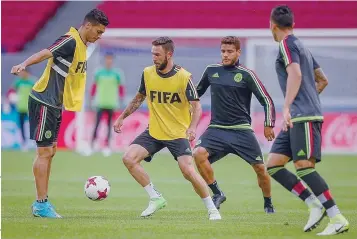  ??  ?? Layún (ao centro) acredita que o México tem qualidade para chegar à final