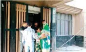  ?? PIC/MPOST ?? Bouncers could be seen guarding the entry gates of the Emergency ward at Deen Dayal Upadhyay Hospital on Thursday