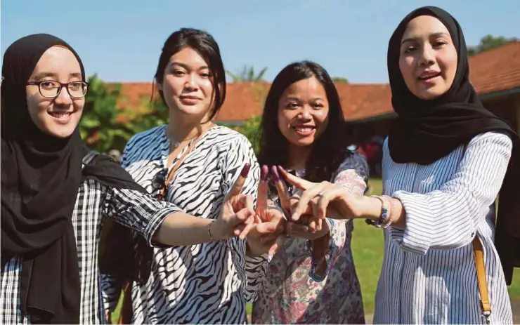  ?? FILE PIC ?? Young voters showing their marked index fingers after casting their ballots in the 14th General Election in May last year.