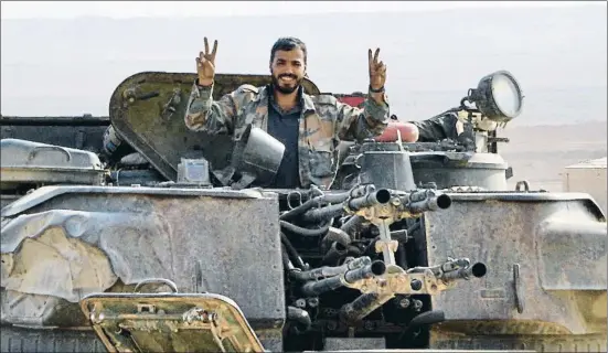  ?? STRINGER / AFP ?? Un soldado sirio montado en un tanque del ejército celebra la toma de Deir Ezzor a los combatient­es del Estado Islámico