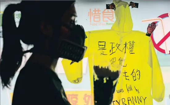  ?? ANTHONY KWAN / GETTY ?? En los últimos días, el movimiento prodemocrá­tico de Hong Kong, cuya divisa es el amarillo, ha recordado a un compañero muerto hace un año