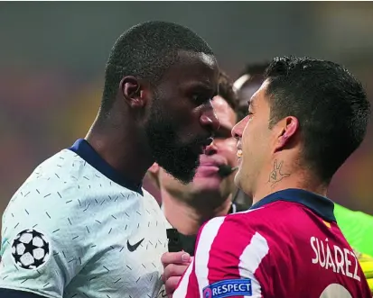  ?? AP ?? Rudiger y Luis Suárez discuten en el Atlético-chelsea de ayer