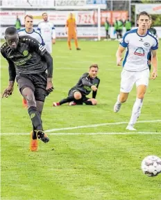  ?? BILD: JELKEN ?? Hannover II um Babacar Gueye (links) verpasste dem SSV (rechts: Niklas-Leon von Aschwege) eine Lehrstunde.