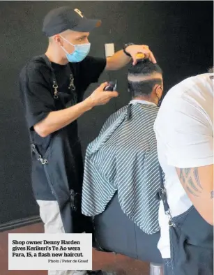  ?? Photo / Peter de Graaf ?? Shop owner Denny Harden gives Kerikeri’s Te Ao wera Para, 15, a flash new haircut.