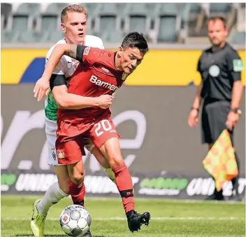  ?? FOTO: INA FASSBENDER/DPA ?? Mal ist der eine vorne, mal der andere: So geht es seit Jahren zu zwischen Borussia Mönchengla­dbach und Bayer 04 Leverkusen. Hier kämpfen Matthias Ginter und Charles Aránguiz um den Ball.