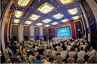  ??  ?? Cerca de cien estudiosos, expertos y funcionari­os participan en el Foro Académico de Pensamient­os de Laozhuang y Desarrollo Coordinado de Bozhou 2017.