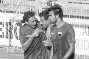  ?? M .B. ?? Curro, Carlos Rubén y José Cayado celebran un tanto en una imagen de archivo.