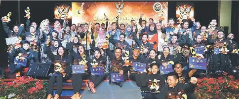  ??  ?? Abang Johari (centre) flanked by wife Juma’ani and other ministers celebrate the achievemen­ts of Sarawak athletes at this year’s SEA Games and Asean Para Games. — Photos by Muhd Rais Sanusi.